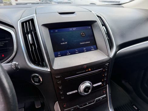 Used 2019 Ford Edge Titanium FWD image 11