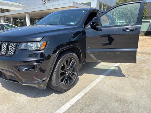 Used 2022 Jeep Grand Cherokee Laredo X RWD image 28