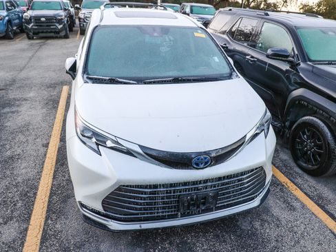 Used 2021 Toyota Sienna Platinum image 5