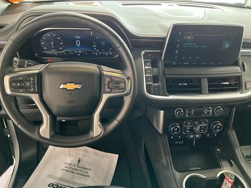 Used 2024 Chevrolet Suburban LT w/ Luxury Package RWD image 18
