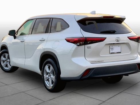 Used 2021 Toyota Highlander L FWD image 11