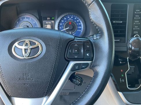 Used 2020 Toyota Sienna XLE Premium w/ Carpet Mat Package FWD image 19
