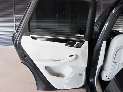 Certified 2022 Porsche Macan image 25