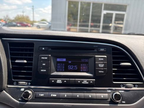 Used 2017 Hyundai Elantra SE image 19