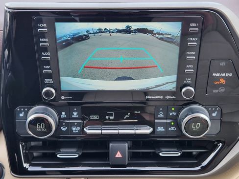 Used 2022 Toyota Highlander XLE AWD/4WD image 16