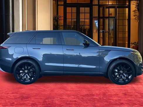 Used 2025 Land Rover Range Rover Sport SE image 9