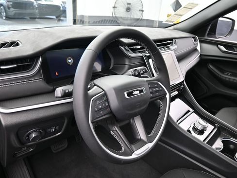 Used 2024 Jeep Grand Cherokee Laredo X image 10