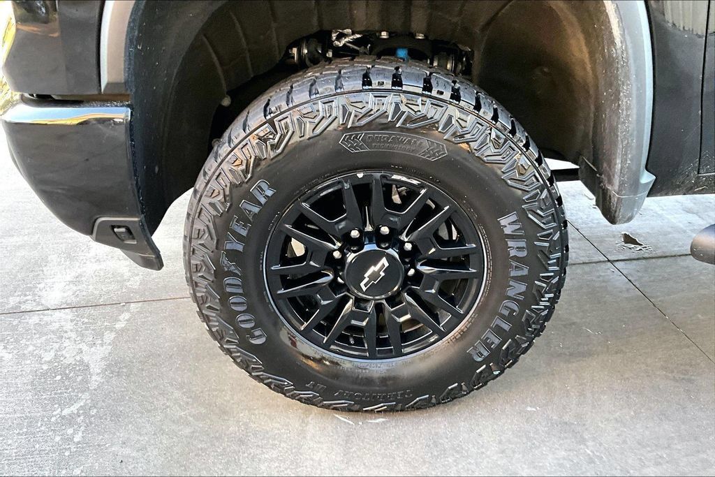 Used 2025 Chevrolet Silverado 2500 ZR2 w/ Technology Package AWD/4WD image 8