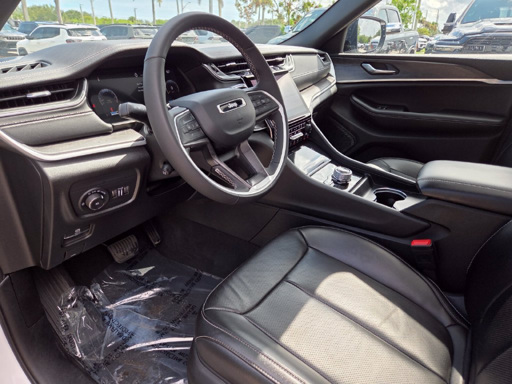 Used 2025 Jeep Grand Cherokee Limited w/ Luxury Tech Group II AWD/4WD image 29