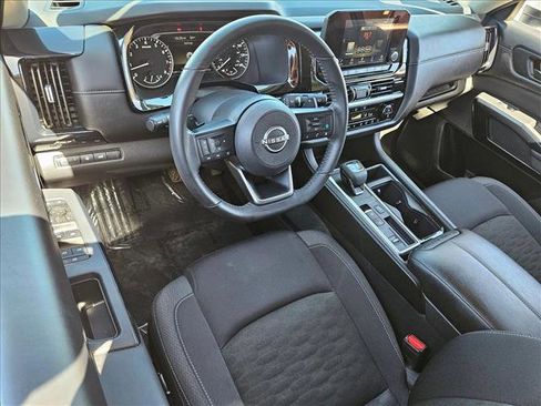 Used 2025 Nissan Pathfinder SV image 10
