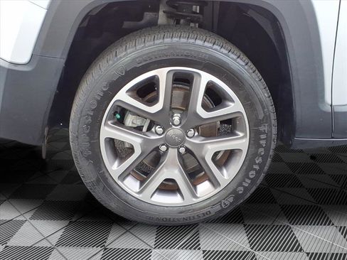 Used 2017 Jeep Renegade Latitude w/ Cold Weather Group AWD/4WD image 9