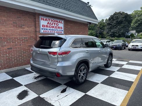 Used 2016 Toyota Highlander XLE AWD/4WD image 3