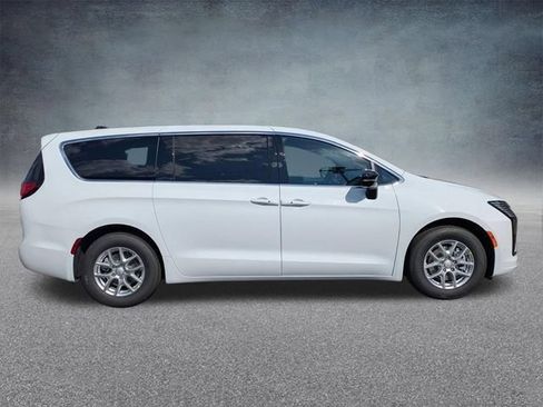 New 2027 Chrysler Pacifica Select FWD image 2