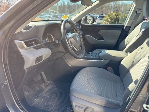 Used 2022 Toyota Highlander LE image 22