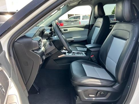 Certified 2023 Ford Explorer XLT w/ Equipment Group 202A AWD/4WD image 4
