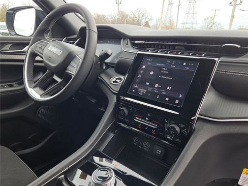 Certified 2024 Jeep Grand Cherokee Altitude image 8