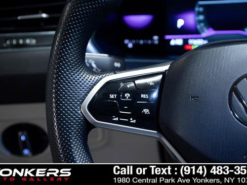 Used 2022 Volkswagen Tiguan SE R-Line image 38