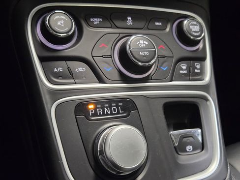 Used 2016 Chrysler 200 C image 7