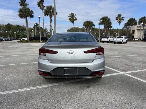 Used 2020 Hyundai Elantra SE FWD image 4