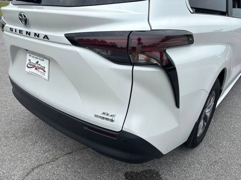 Used 2024 Toyota Sienna XLE FWD image 19