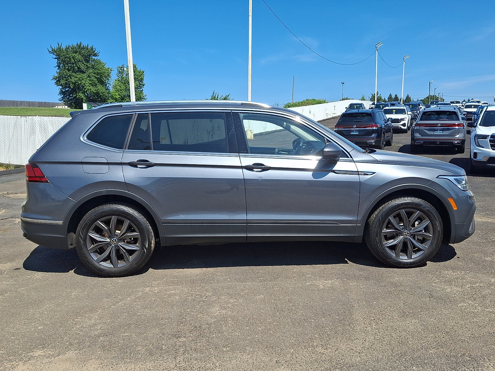 Used 2024 Volkswagen Tiguan SE AWD/4WD image 8