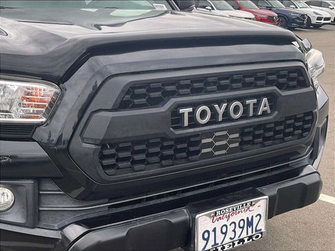 Used 2018 Toyota Tacoma TRD Off-Road w/ Technology Package AWD/4WD image 32