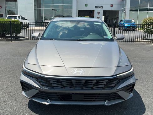 Certified 2025 Hyundai Elantra Limited FWD image 2
