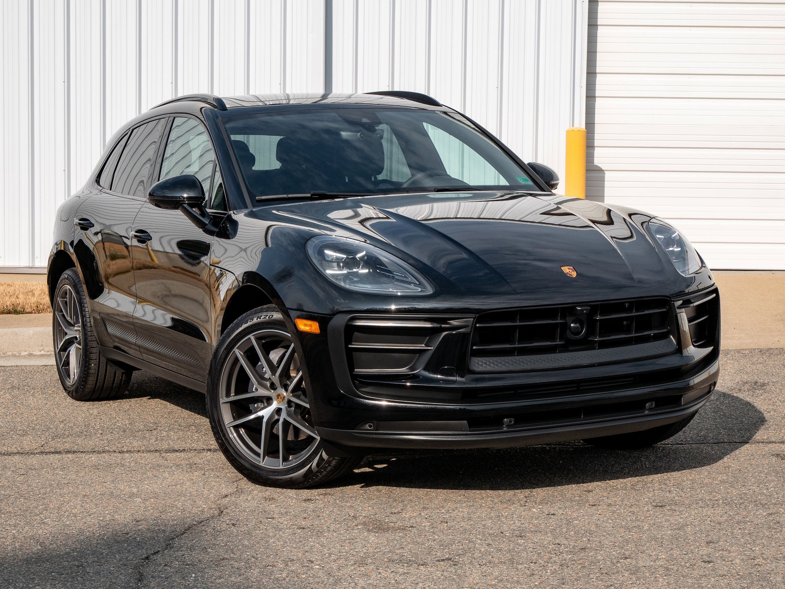 Certified 2025 Porsche Macan AWD/4WD image 9