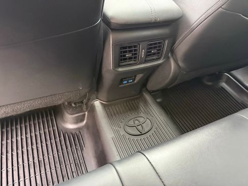 Used 2022 Toyota RAV4 XLE Premium image 27