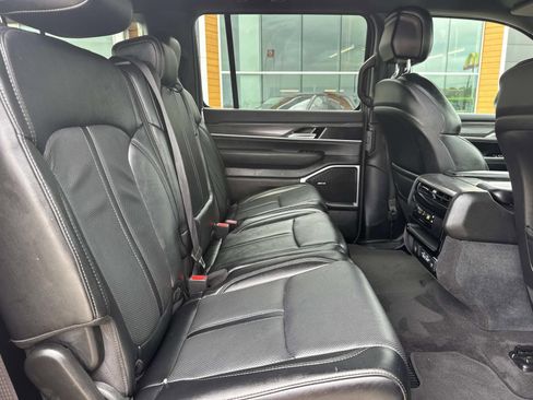 Used 2024 Jeep Wagoneer L Series II image 10