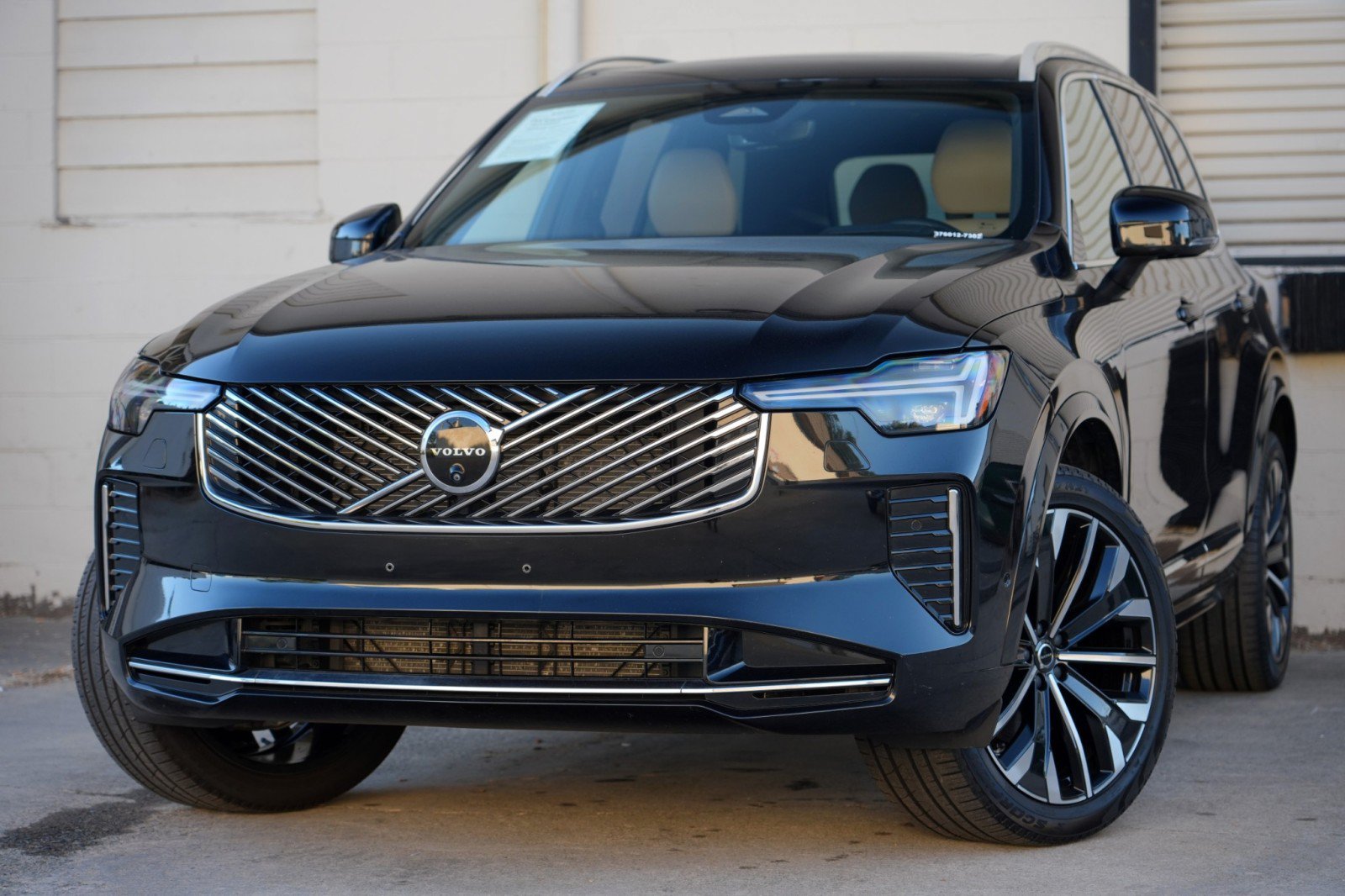 Used 2025 Volvo XC90 B6 Ultra AWD/4WD image 3