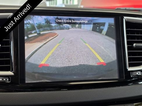 Used 2023 Chrysler Pacifica Touring-L FWD image 16