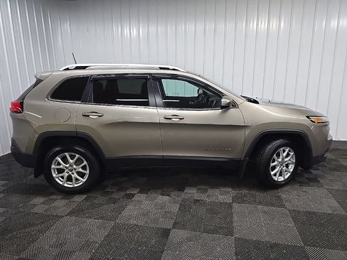 Used 2016 Jeep Cherokee Latitude w/ Cold Weather Group AWD/4WD image 2