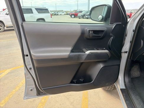 Used 2019 Toyota Tacoma SR5 w/ SR5 Appearance Package (SM) AWD/4WD image 10