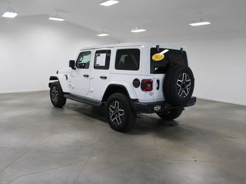 Used 2024 Jeep Wrangler Sahara image 7