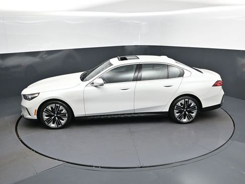 Certified 2026 BMW 530i RWD image 32