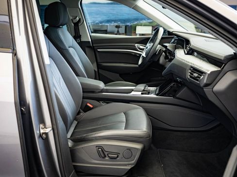 Used 2022 Audi e-tron Premium w/ Convenience Plus Package image 22