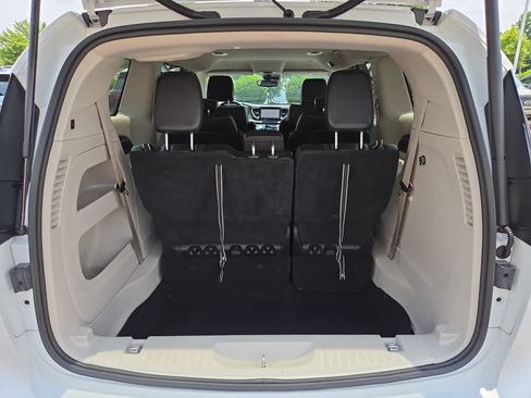 Used 2023 Chrysler Pacifica Touring-L FWD image 10