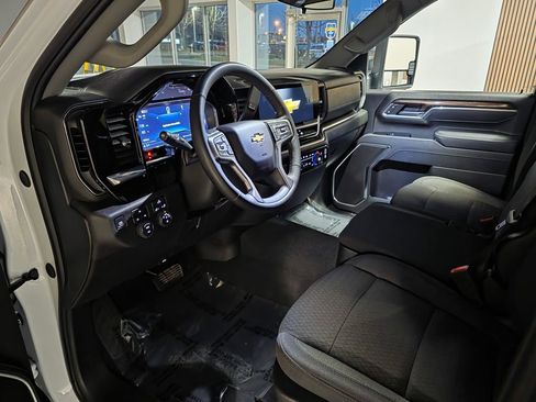 Used 2025 Chevrolet Silverado 2500 LT w/ Convenience Package image 9