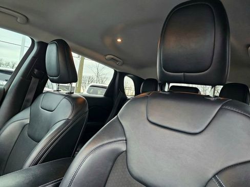 Used 2019 Jeep Cherokee Latitude Plus w/ Comfort/Convenience Group image 20