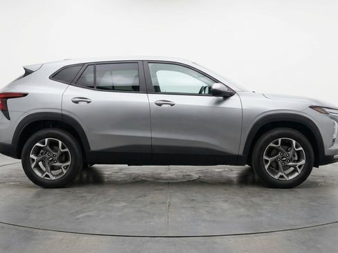 Used 2025 Chevrolet Trax LT w/ LT Convenience Package FWD image 11