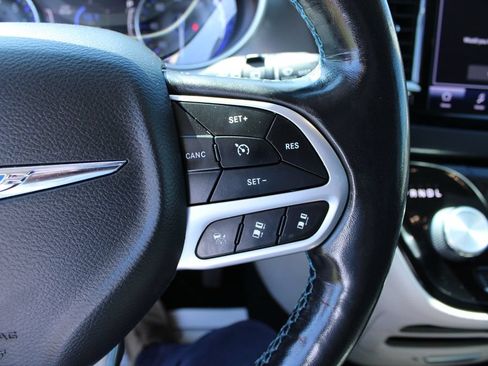 Used 2021 Chrysler Pacifica Touring-L FWD image 36