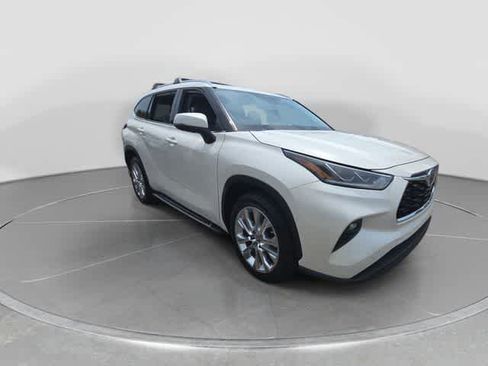 Used 2021 Toyota Highlander Limited FWD image 2