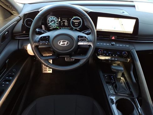 Certified 2025 Hyundai Elantra SEL image 16