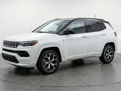 Used 2025 Jeep Compass Limited AWD/4WD image 3