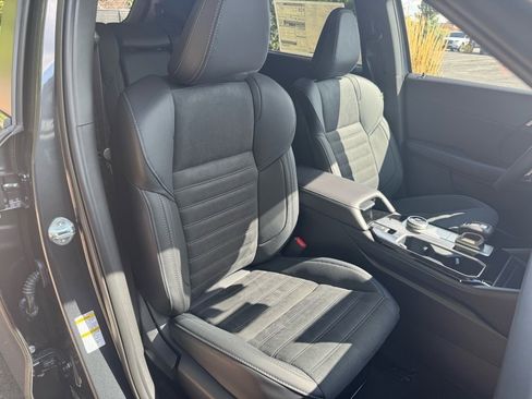 New 2025 Mitsubishi Outlander SE image 12