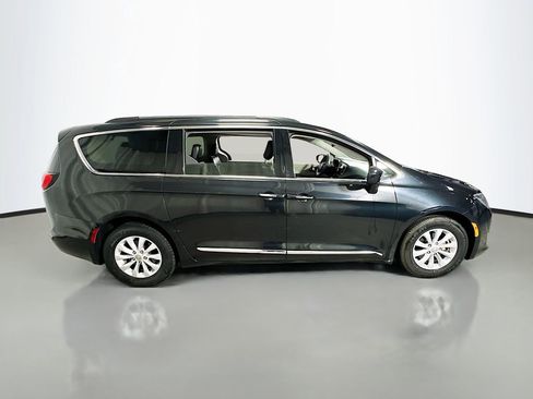 Used 2017 Chrysler Pacifica Touring-L image 9