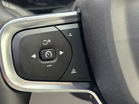 Certified 2023 Volvo XC40 B5 Plus w/ Protection Package Premier AWD/4WD image 19