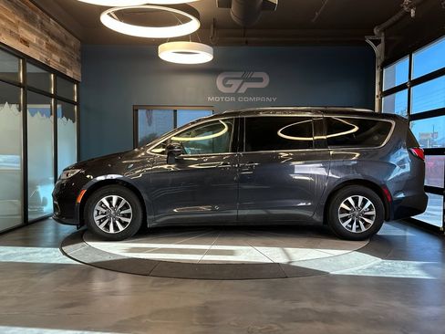 Used 2021 Chrysler Pacifica Touring-L FWD image 6