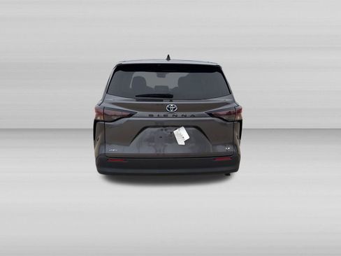 Used 2025 Toyota Sienna LE FWD image 6